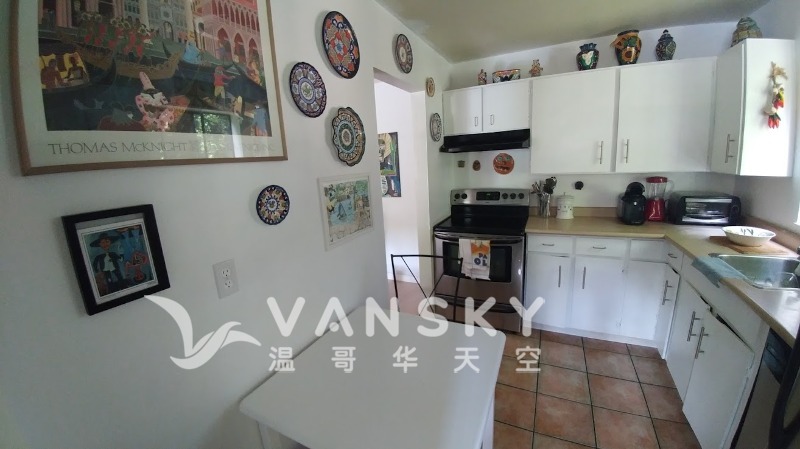 250728130650_kitchen .jpg